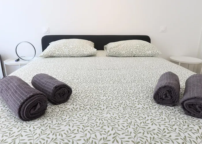 Time - Chic With Sunny Terrace, Port Apartman Nizza