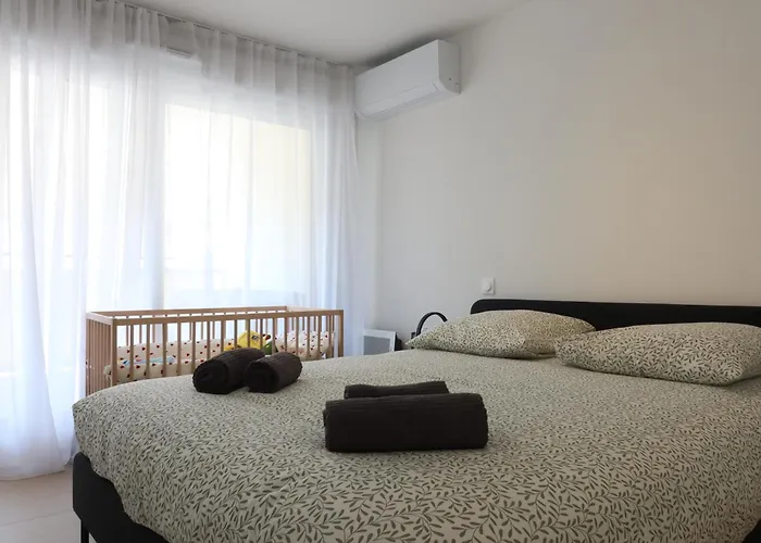 Time - Chic With Sunny Terrace, Port Apartman *